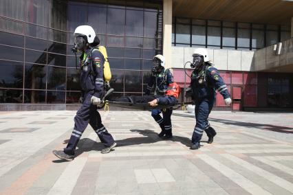 Ставрополь. Сотрудники МЧС проводят пожарно-тактические учения во Дворце культуры и спорта.