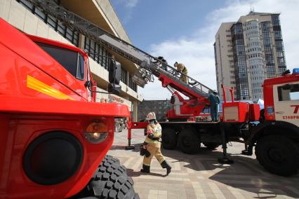 Ставрополь. Сотрудники МЧС проводят пожарно-тактические учения во Дворце культуры и спорта.