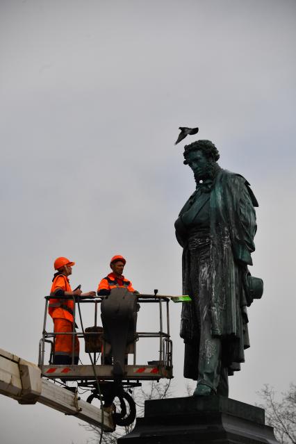 Москва.  Сотрудники коммунальных служб моют памятник  А.С. Пушкину  на одноименной площади.