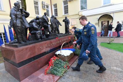 Москва. Во время церемонии открытия памятника `Огнеборцам Москвы` на территории исторического здания пожарного депо XIX века в день 100-летия советской пожарной охраны.