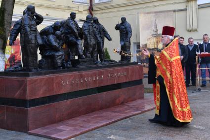 Москва. Священнослужитель во время церемонии открытия памятника `Огнеборцам Москвы` на территории исторического здания пожарного депо XIX века в день 100-летия советской пожарной охраны.