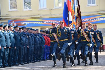 Москва. Во время церемонии открытия памятника `Огнеборцам Москвы` на территории исторического здания пожарного депо XIX века в день 100-летия советской пожарной охраны.