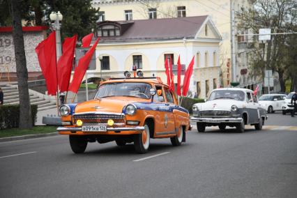 Ставрополь.  Участники  краевого  автопробега  `Эх, путь дорожка фронтовая`, посвященного  73-й годовщине Победы в Великой Отечественной войне.