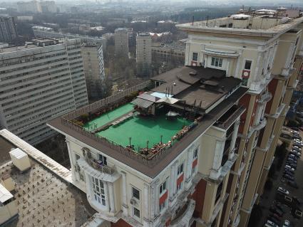 Москва. На крыше многоэтажки в Кунцево по адресу улица Маршала Тимошенко 17 корпус 2 председатель тсж устроил себе дачу.