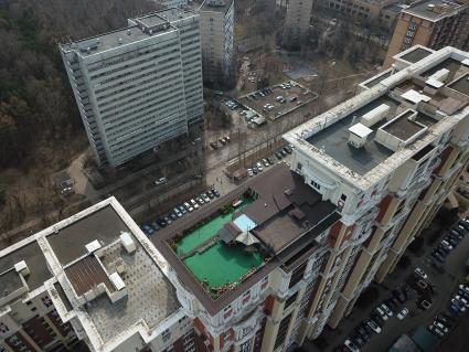 Москва. На крыше многоэтажки в Кунцево по адресу улица Маршала Тимошенко 17 корпус 2 председатель тсж устроил себе дачу.