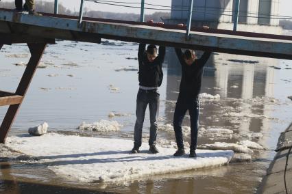 Барнаул .   Дети на льдине  во время ледохода.