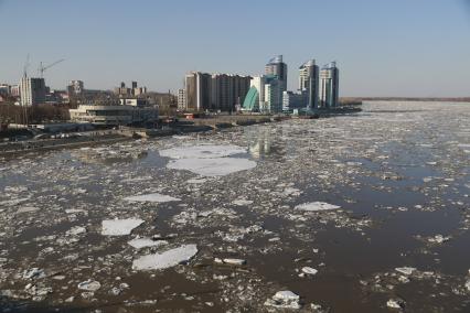 Барнаул .  Вид на реку Обь во время ледохода.