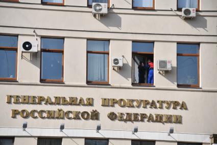 Москва. Сотрудник коммунальных служб моет окна в здании Генеральной прокуратуры Российской Федерации.