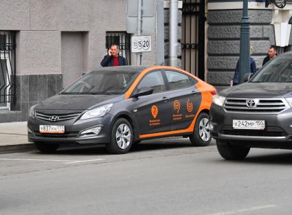 Москва. Автомобиль каршеринговой системы `Делимобиль`.