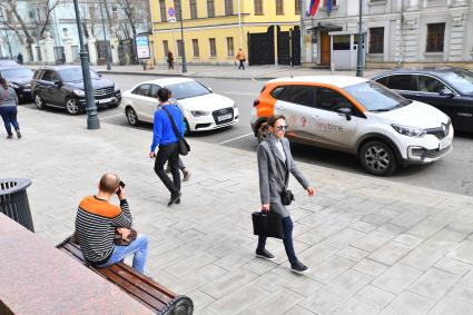 Москва. Автомобиль каршеринговой системы  на улице города.