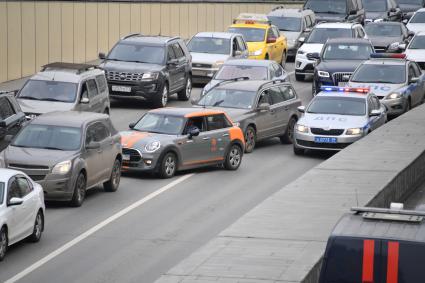 Москва. Автомобиль каршеринговой системы `Делимобиль` на улице города.