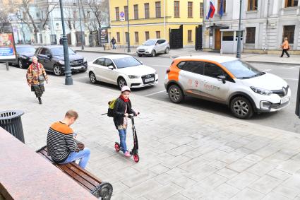 Москва. Автомобиль каршеринговой системы  на улице города.