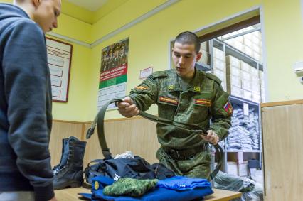 Санкт-Петербург. Призывник во время получения обмундирования на городском сборном пункте перед отправкой на место службы.