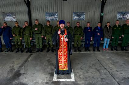 Санкт-Петербург. Священник читает молитву перед строем призывников в городском сборном пункте перед отправкой на место службы.