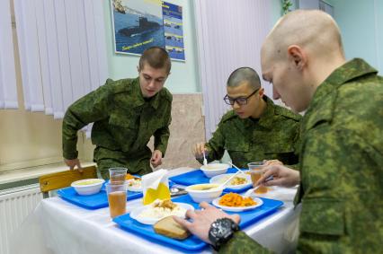 Санкт-Петербург. Призывники обедают в кафе городского сборного пункта Военного комиссариата.