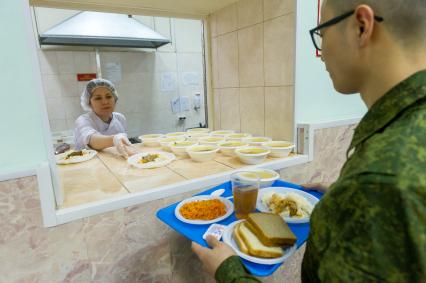 Санкт-Петербург. Призывник получает обед в кафе городского сборного пункта Военного комиссариата.