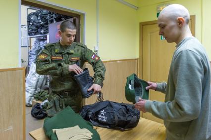 Санкт-Петербург. Призывник во время получения обмундирования на городском сборном пункте перед отправкой на место службы.