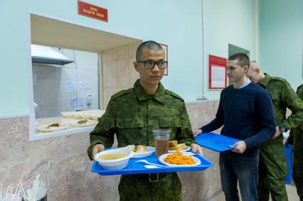 Санкт-Петербург. Призывники обедают в кафе городского сборного пункта Военного комиссариата.