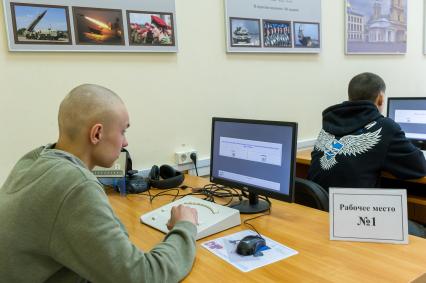 Санкт-Петербург.  Молодые люди проходят тестирование в классе для группового обследования   в  городском сборном пункте Военного комиссариата