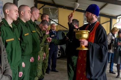 Санкт-Петербург. Священник окрапляет святой водой строй призывников в городском сборном пункте перед отправкой на место службы.