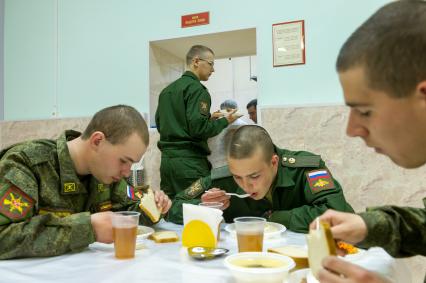 Санкт-Петербург. Призывники обедают в кафе городского сборного пункта Военного комиссариата.