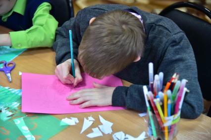 Новосибирск.  Дети занимаются творчеством в дошкольном учреждении.