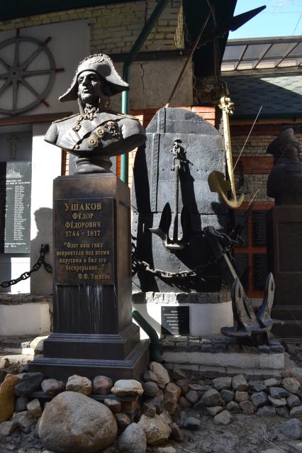 Москва. Музей якорей  и памятник Федору Ушакову на территории  мастерской путешественника Федора Конюхова.