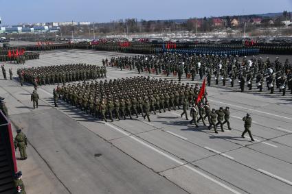 Московская область, Алабино. Военнослужащие на репетиции военного парада, посвященного 73-й годовщине Победы в Великой Отечественной войне.