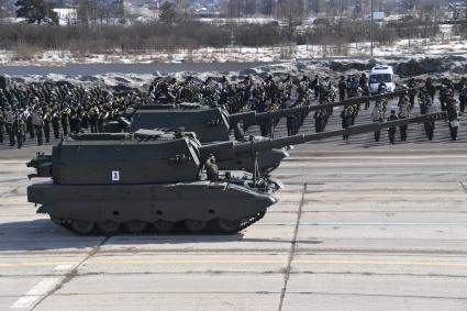 Московская область, Алабино.   Самоходные артиллерийские установки`Коалиция-СВ`  на репетиции военного парада, посвященного 73-й годовщине Победы в Великой Отечественной войне.