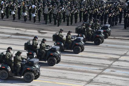 Московская область, Алабино. Военнослужащие на армейском мотовездеходе РМ 500-2  на репетиции военного парада, посвященного 73-й годовщине Победы в Великой Отечественной войне.