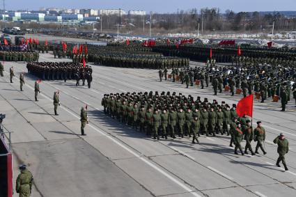 Московская область, Алабино. Военнослужащие на репетиции военного парада, посвященного 73-й годовщине Победы в Великой Отечественной войне.