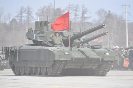 Московская область, Алабино. Танк Т-14 `Армата` на репетиции военного парада, посвященного 73-й годовщине Победы в Великой Отечественной войне.