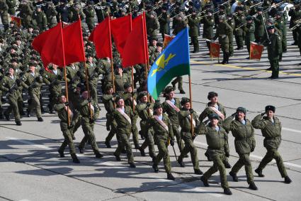 Московская область, Алабино. Военнослужащие на репетиции военного парада, посвященного 73-й годовщине Победы в Великой Отечественной войне.