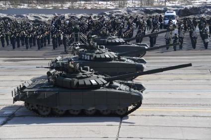 Московская область, Алабино. Танки Т72-Б3  на репетиции военного парада, посвященного 73-й годовщине Победы в Великой Отечественной войне.