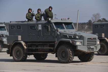 Московская область, Алабино. Бронированный корпусный автомобиль `Патруль` на репетиции военного парада, посвященного 73-й годовщине Победы в Великой Отечественной войне.