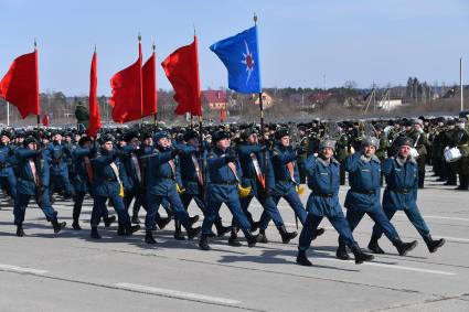 Московская область, Алабино. Военнослужащие на репетиции военного парада, посвященного 73-й годовщине Победы в Великой Отечественной войне.