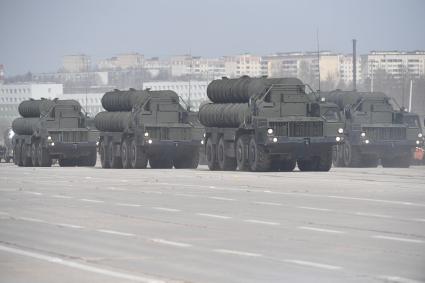 Московская область, Алабино. Зенитная ракетная система большой и средней дальности С-400 `Триумф` на репетиции военного парада, посвященного 73-й годовщине Победы в Великой Отечественной войне.