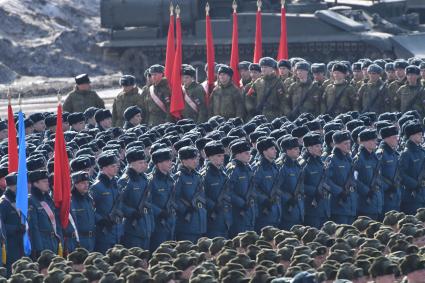 Московская область, Алабино. Военнослужащие на репетиции военного парада, посвященного 73-й годовщине Победы в Великой Отечественной войне.