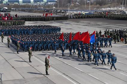 Московская область, Алабино. Военнослужащие на репетиции военного парада, посвященного 73-й годовщине Победы в Великой Отечественной войне.