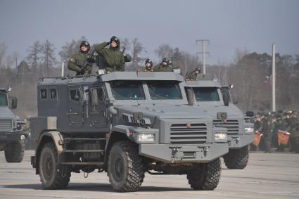 Московская область, Алабино. Бронированный корпусный автомобиль `Патруль` на репетиции военного парада, посвященного 73-й годовщине Победы в Великой Отечественной войне.