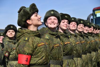 Московская область, Алабино. Военнослужащие на репетиции военного парада, посвященного 73-й годовщине Победы в Великой Отечественной войне.