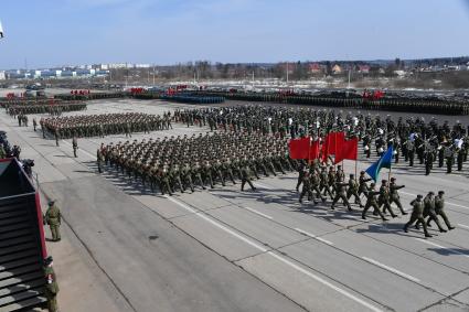 Московская область, Алабино. Военнослужащие на репетиции военного парада, посвященного 73-й годовщине Победы в Великой Отечественной войне.