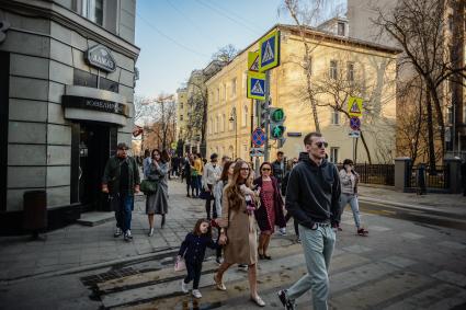 Москва. Прохожие на Малой Бронной.