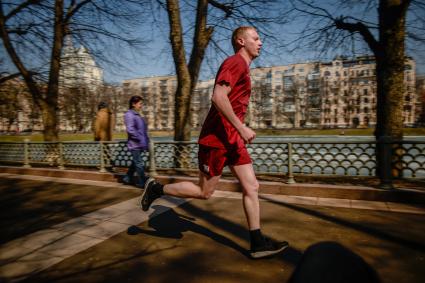 Москва. Оздоровительная пробежка на  Патриарших прудах.