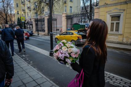 Москва. Девушка с букетом цветов идет по Малой Бронной.