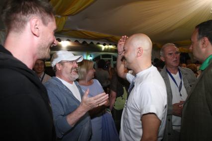 Сочи. Режиссер Владимир Хотиненко (второй слева) и режиссер Федор Бондарчук (в центре) на вечеринке, приуроченной к премьере фильма режиссера К. Шипенко `Кто я?` в рамках кинофестиваля `Кинотавр. Короткий метр`.