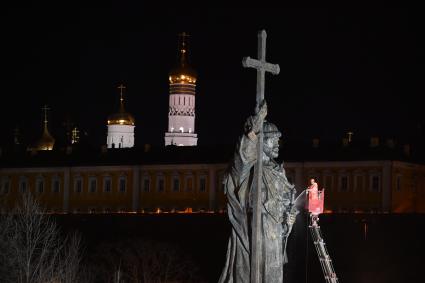 Москва.  Сотрудники  коммунальных служб моют памятник Владимиру Великому на Боровицкой площади.