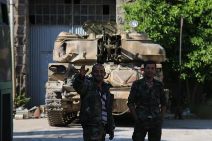 Сирия. Военннослужащие сирийской армии в южном пригороде Дамаска Ярмук.