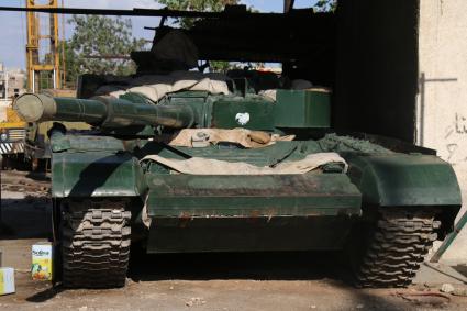 Сирия. Танк Т-72 сирийской армии в южном пригороде Дамаска Ярмук.