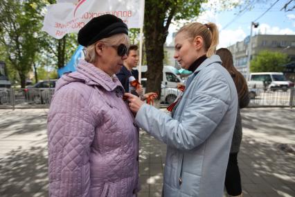 Ставрополь. Раздача георгиевских ленточек в преддверии Дня Победы.